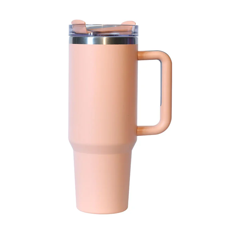 Hva er forskjellen mellom en termos og en tumbler?